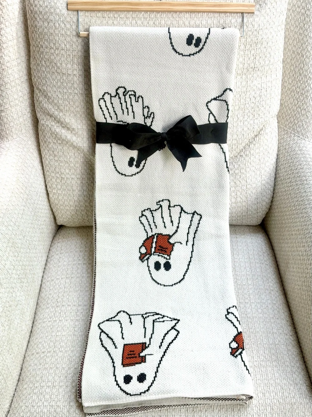 Goblin & Ghoul Ghost Reading Books Viral Throw Blanket Halloween Decor 50x70 NWT